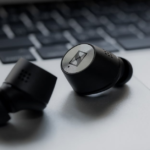Słuchawki bezprzewodowe douszne: Odkryj jak działają i ciesz się wolnością dźwięku