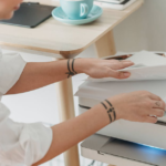 Krok po kroku: Jak prawidłowo włożyć tusze do drukarki HP - poradnik dla początkujących użytkowników