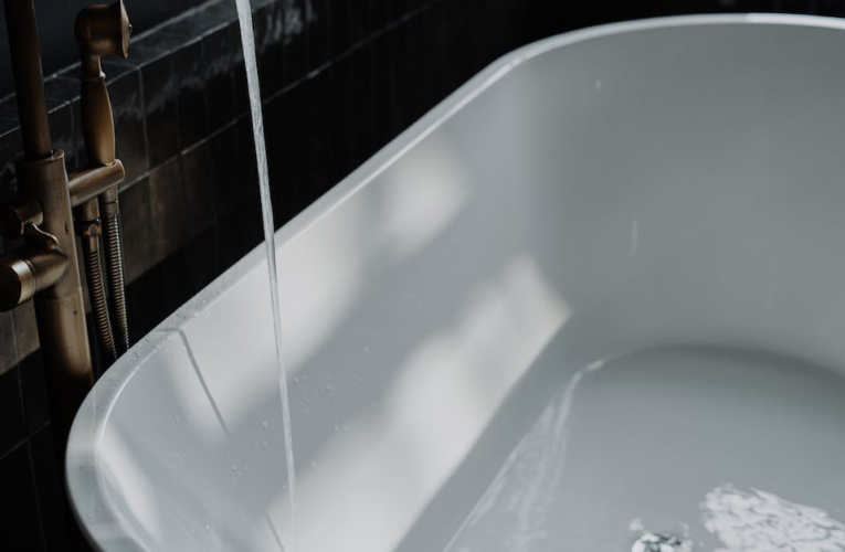 Sprawdzona metoda czyszczenia kabiny prysznicowej – wykorzystaj tabletkę do zmywarki