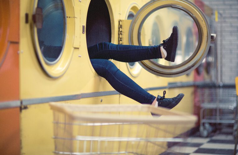 Praktyczny przewodnik: Jak otworzyć drzwi pralki Whirlpool – wskazówki krok po kroku